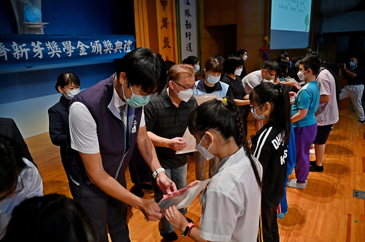 宜蘭慈濟舉辦新芽獎學金頒獎典禮,10月29日上午在慈濟羅東聯絡處舉行。(圖為慈濟基金會提供)