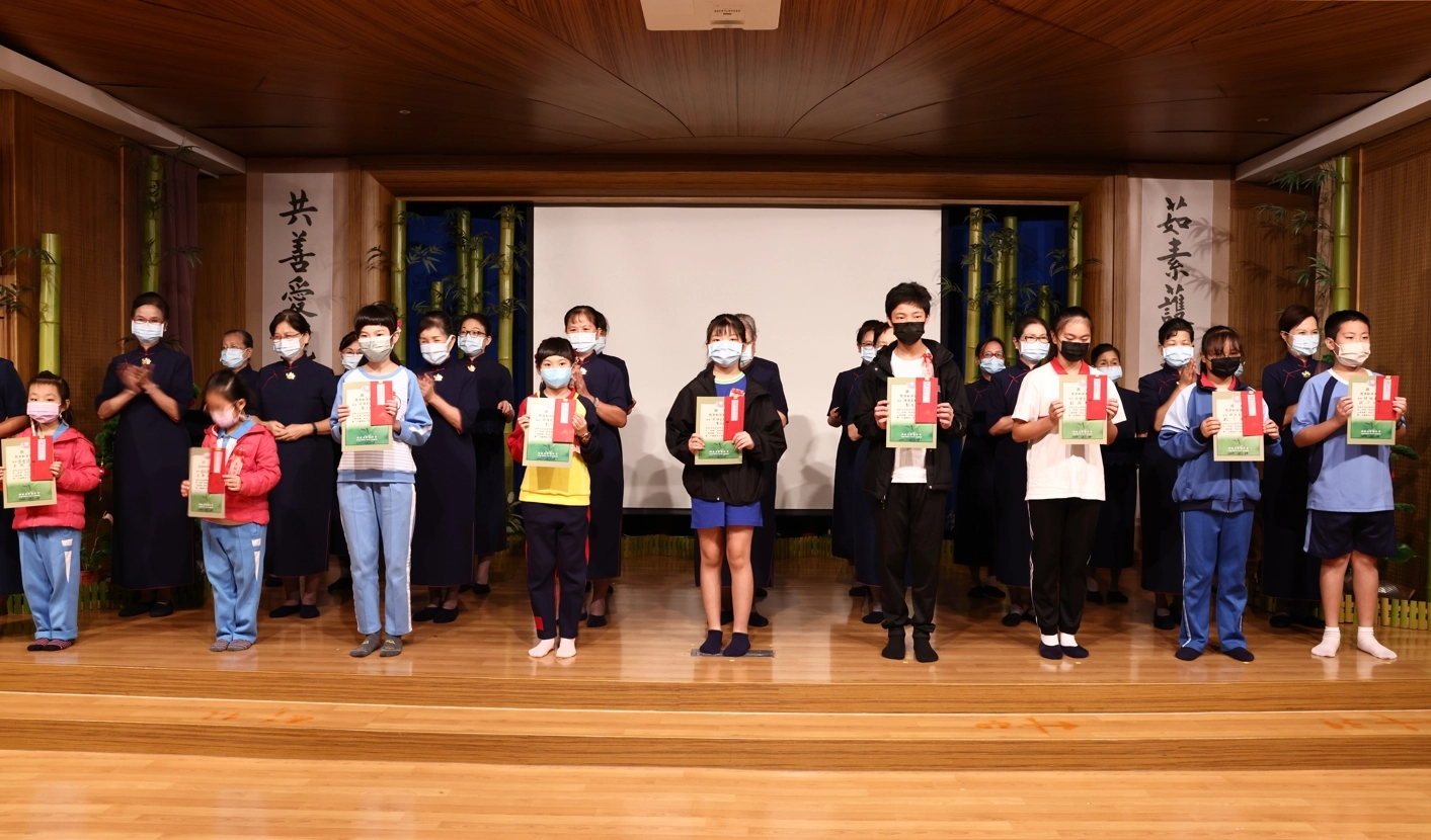 秉持關懷弱勢家庭孩子的學業成長,2022年慈濟北區新芽獎學金頒獎典禮,臺北市近兩百位學子10月29日在慈濟東區聯絡處接受表揚。