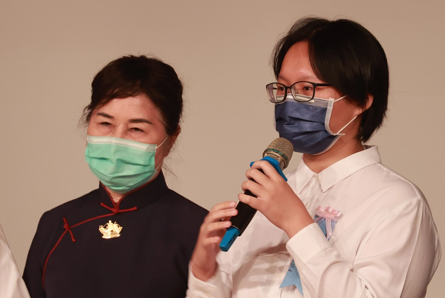連續九年獲獎的李若綺(右),鼓勵現場每一位孩子,雖然我們目前環境不如別人,但要努力讓自己成為一個更好的自己。