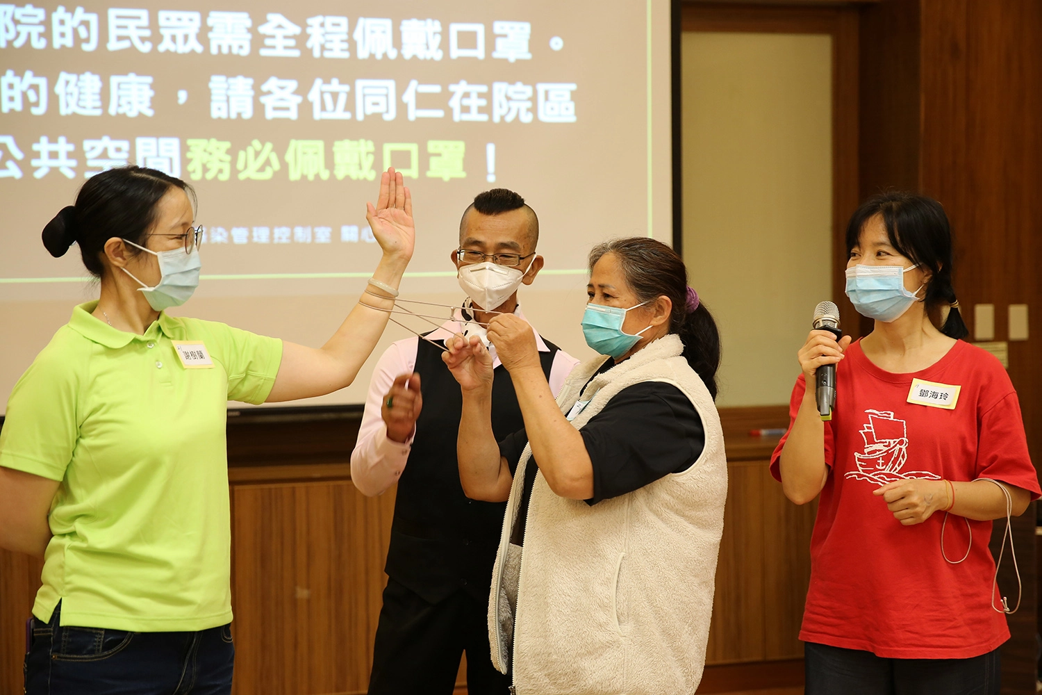 病友余先生(左二)是位魔術師,在病友會現場教眾人變魔術的技巧。