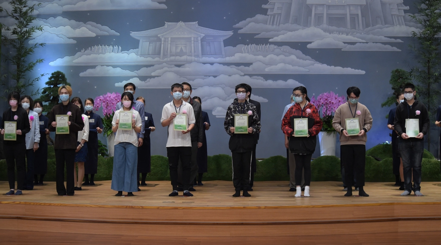 10月29日慈濟板橋志業園區共頒發兩百一十五個獎項,各獎區分為學習領域獎、進步獎、孝悌獎、特殊表現獎以及全勤獎。