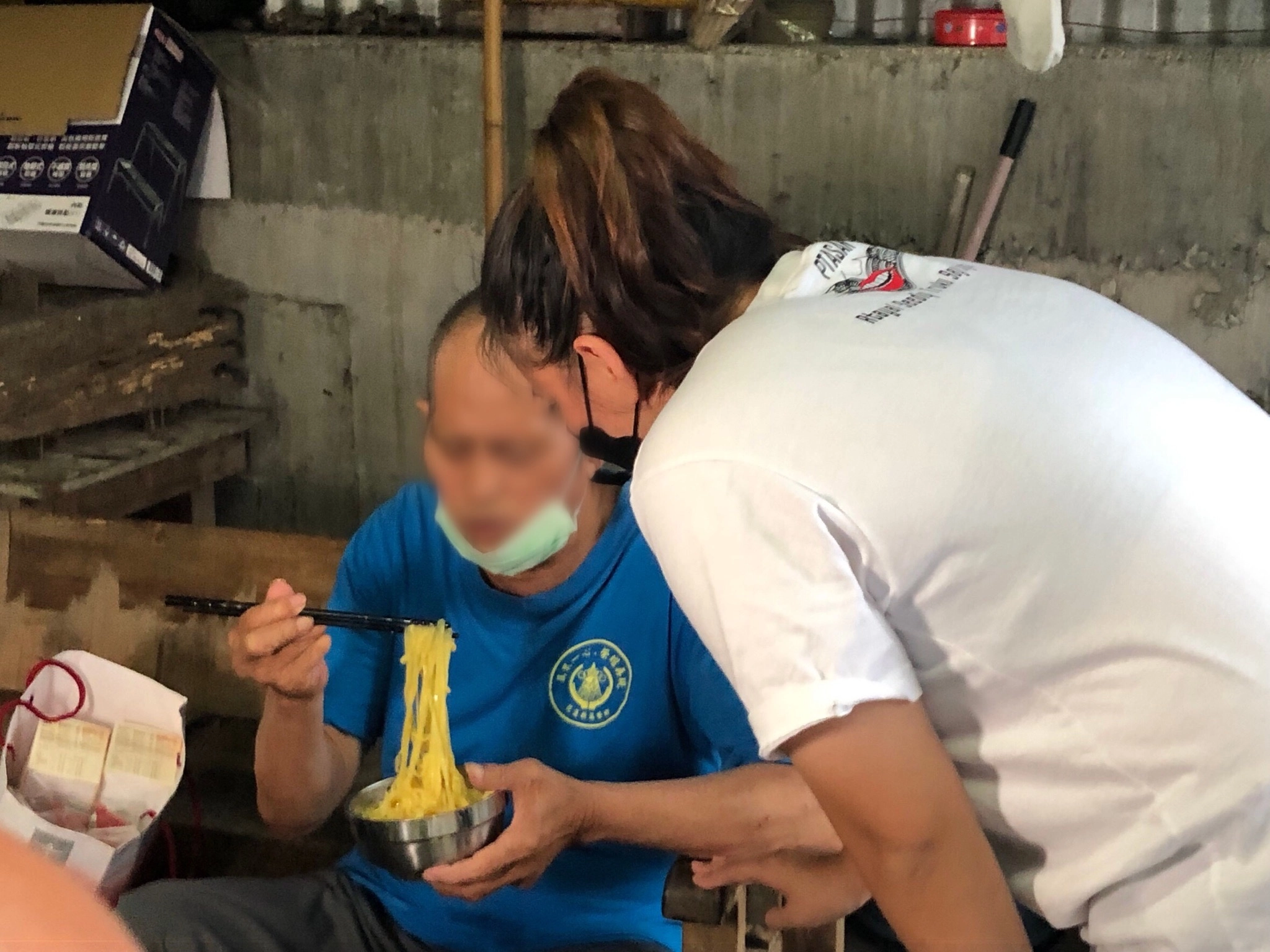 小軒與父親相依為命,圖為小軒煮晚餐給父親吃。(攝影:陳誼謙)