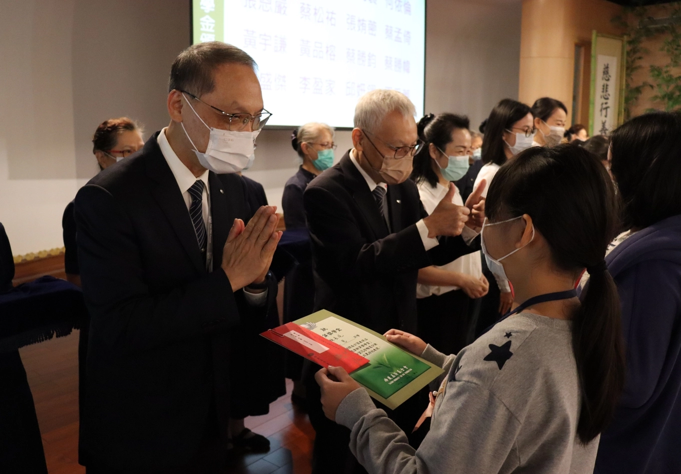新店場次的慈濟新芽獎學金頒獎活動,慈濟基金會顏博文執行長及張宗義副執行長等人出席。