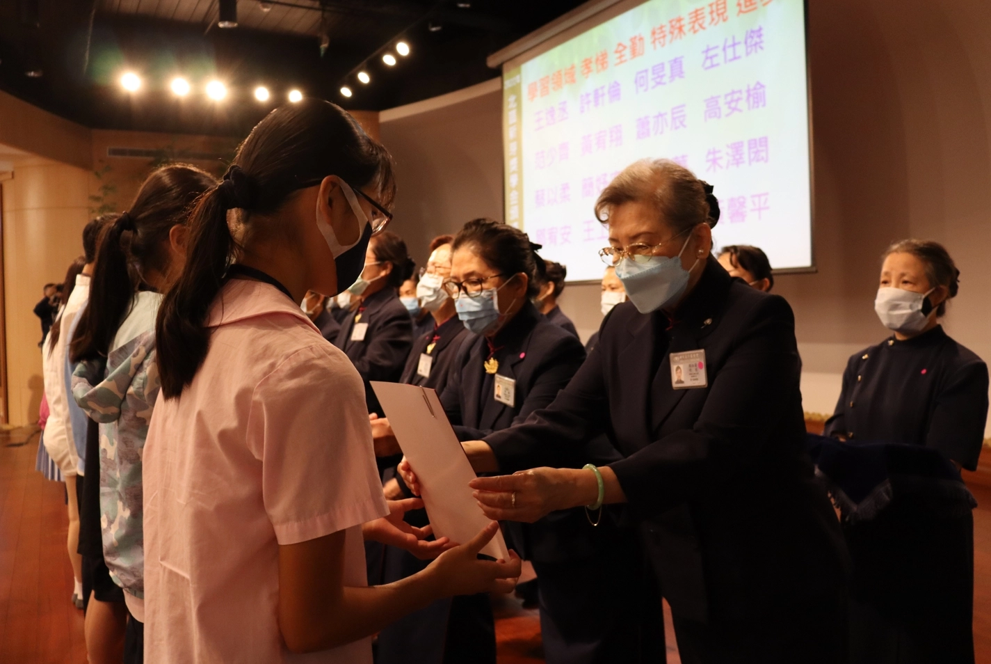 2022年慈濟北區新芽獎學金頒獎典禮,10月30日在慈濟臺北分會(新店靜思堂)共計有三百一十八位受獎學子。