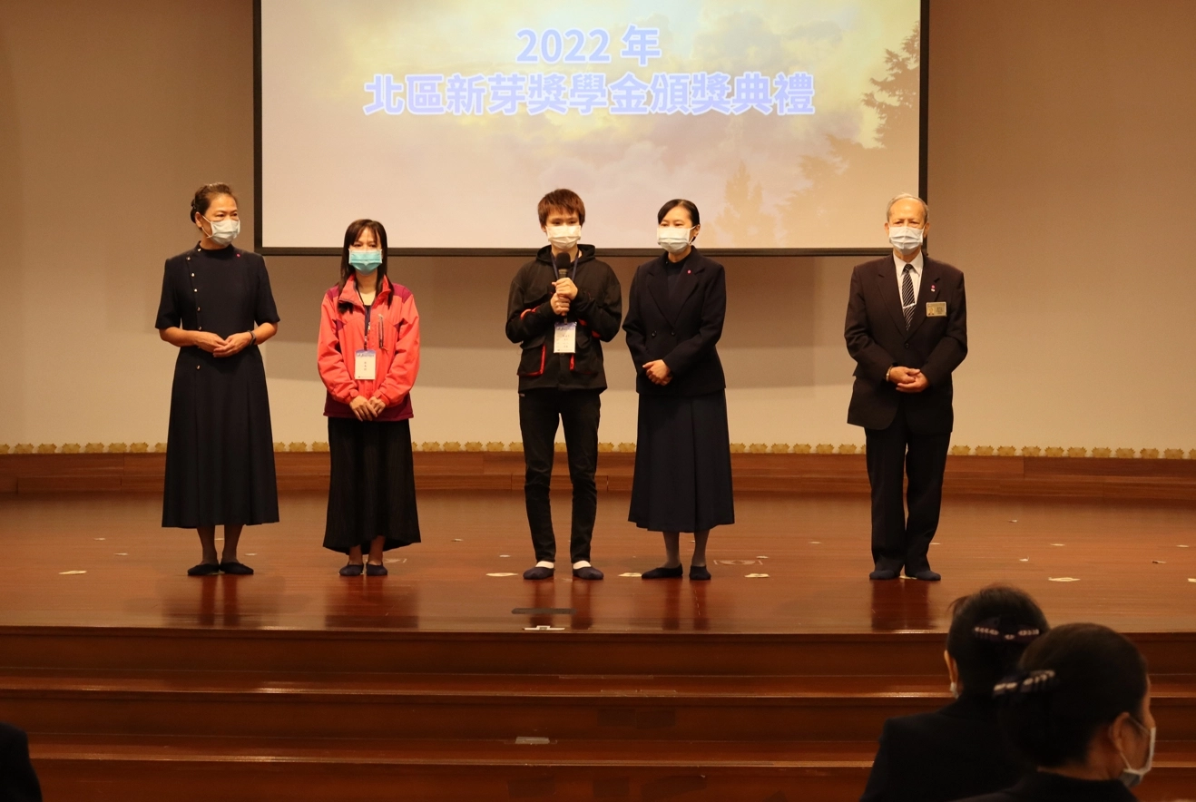 今年20歲的鄭同學其實有輕度閱讀障礙,在這樣的年紀就要面對家長及父母協調者的角色真的不容易,他的承擔、勇敢、盡力,是現代年輕人的典範。