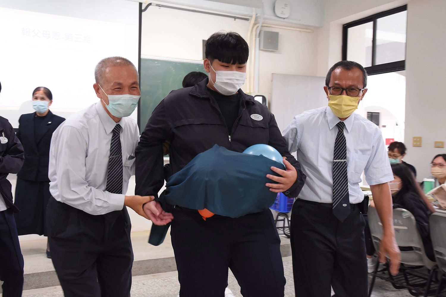 學生扶著「雙胞胎」難以行動,還得出動「保鏢」攙扶。