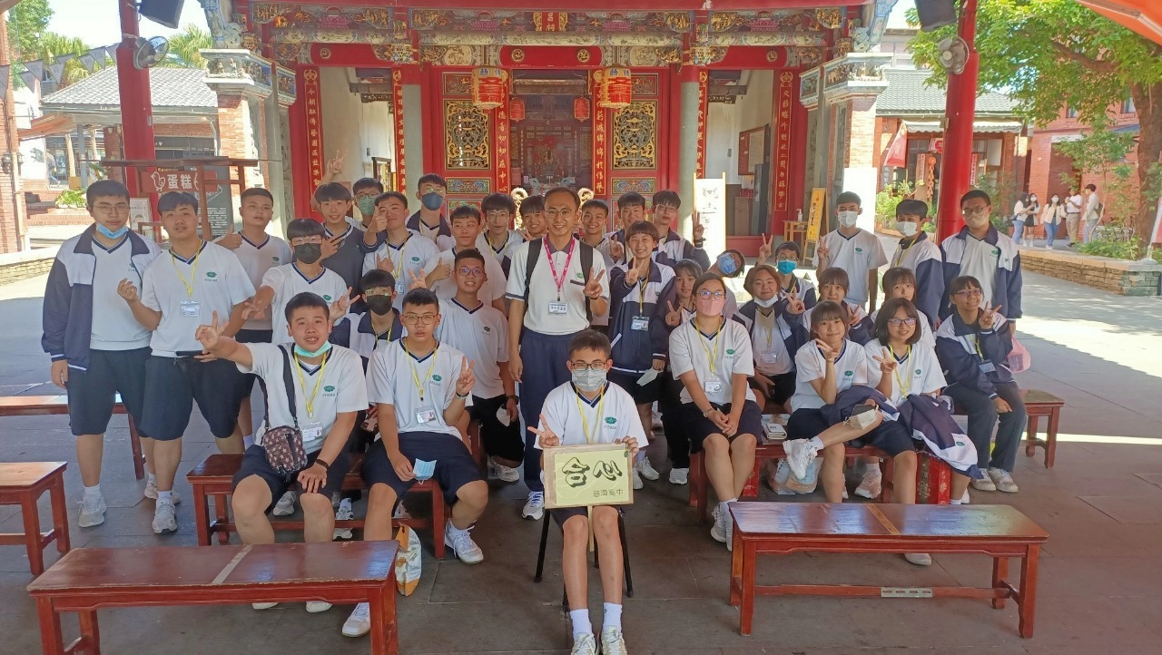 宜蘭傳藝中心的文昌廟前, 虔心祈求前途及第。