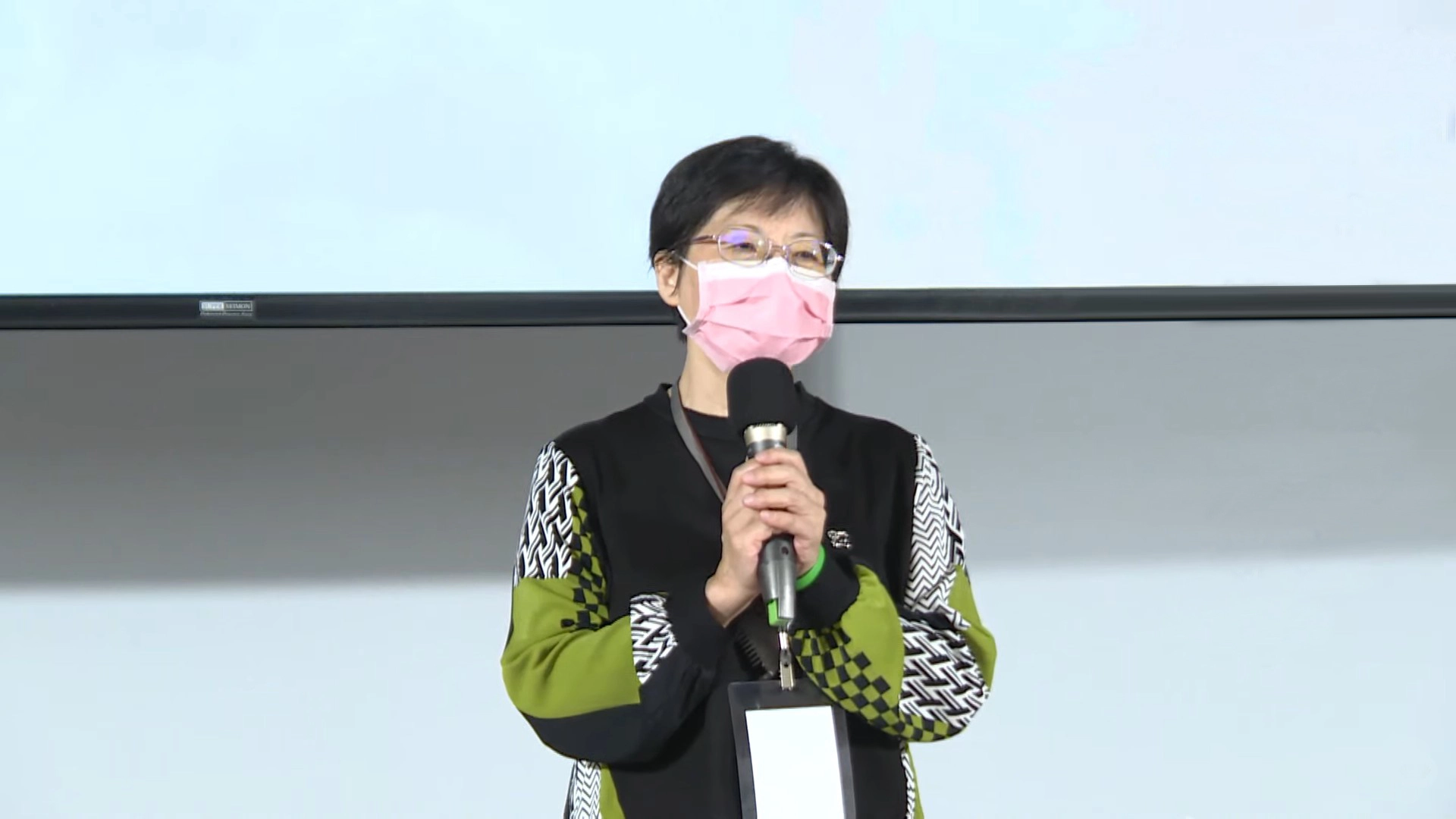 新北市政府社會局徐綺英專委非常肯定慈濟志工長期付出及陪伴引導這群孩子,內心非常感動。