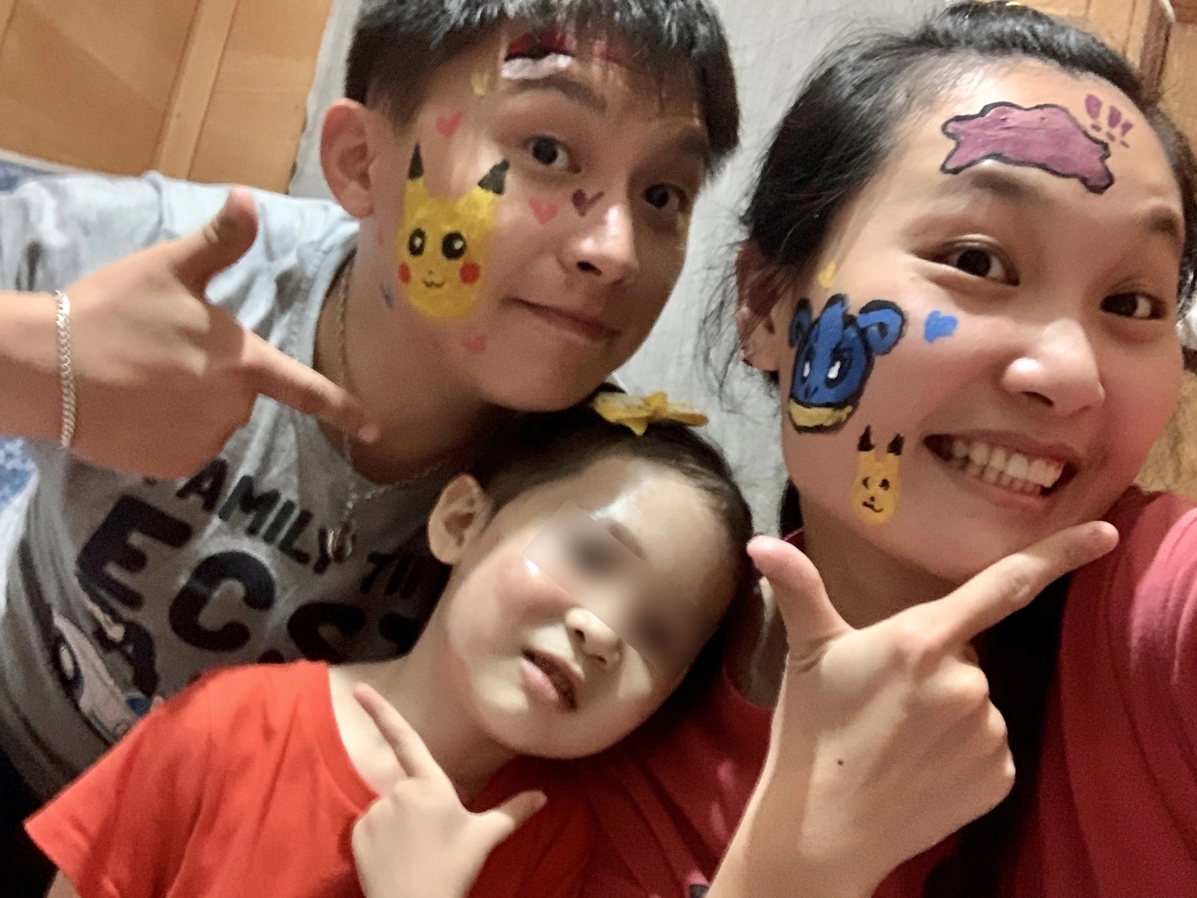 為了安慰術後沮喪小霏,爸媽在臉上彩繪陪她外出。