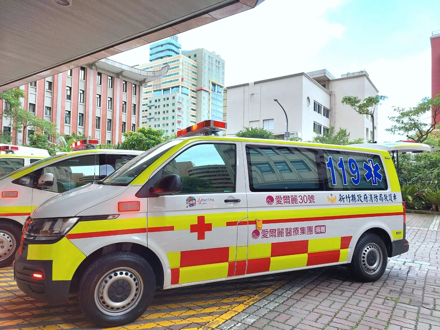 救護車於車身塗裝醒目的「巴騰堡格紋」反光條設計,於車身及後側車門新增大面積紅、黃交錯的反光方格,在日照或夜間照明下,可維持視線500公尺內清晰可見的高辨識度