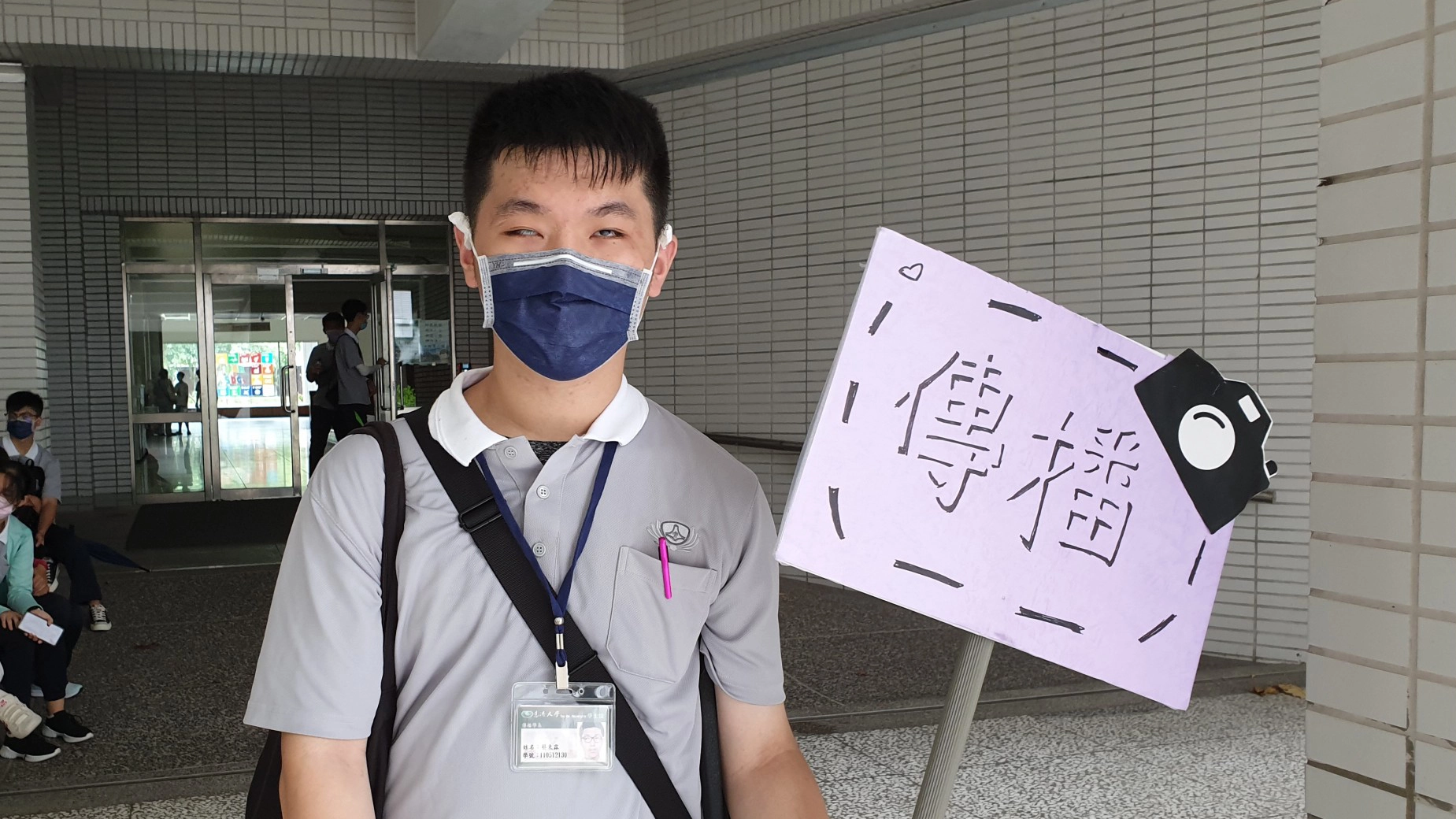 傳播系系隊輔蔡東霖是視障生,他自願擔任隊輔。「我想要翻轉大家對視障生的印象,其實我們可以做很多事,包括幫助人。」