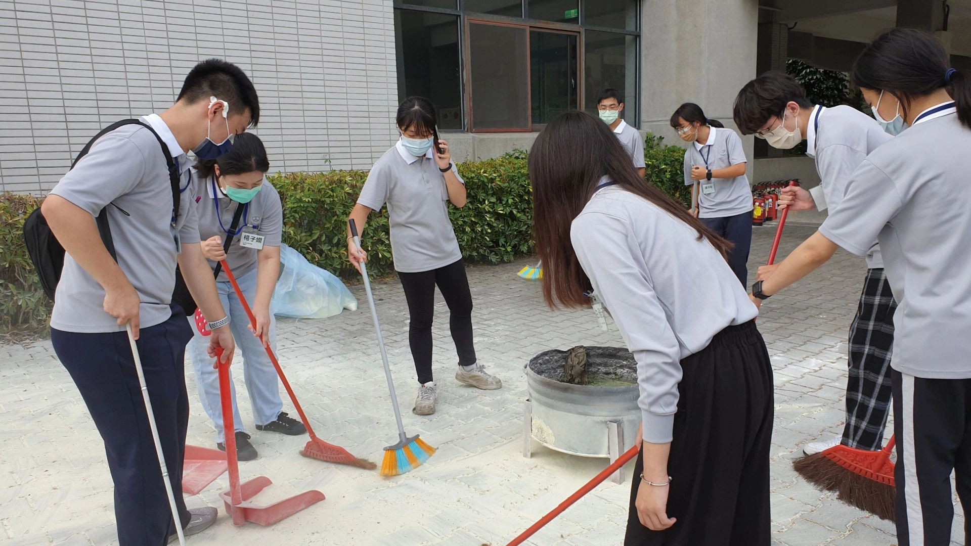 活動結束後,系隊輔還要協助恢復場地清潔