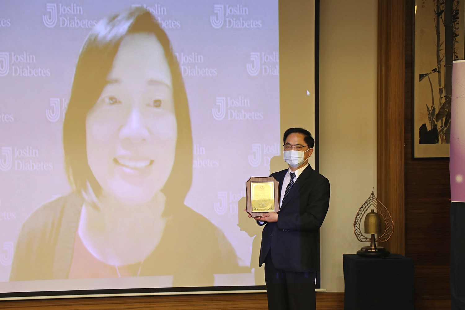 美國哈佛大學加斯林糖尿病中心曾玉華教授團隊研究發現,提高米色脂肪在體內的數量,即可促進能量的產生,是能有效對抗肥胖的策略之一,優秀的研究成果也榮獲今年傑出研究獎「長弘獎」的肯定。
