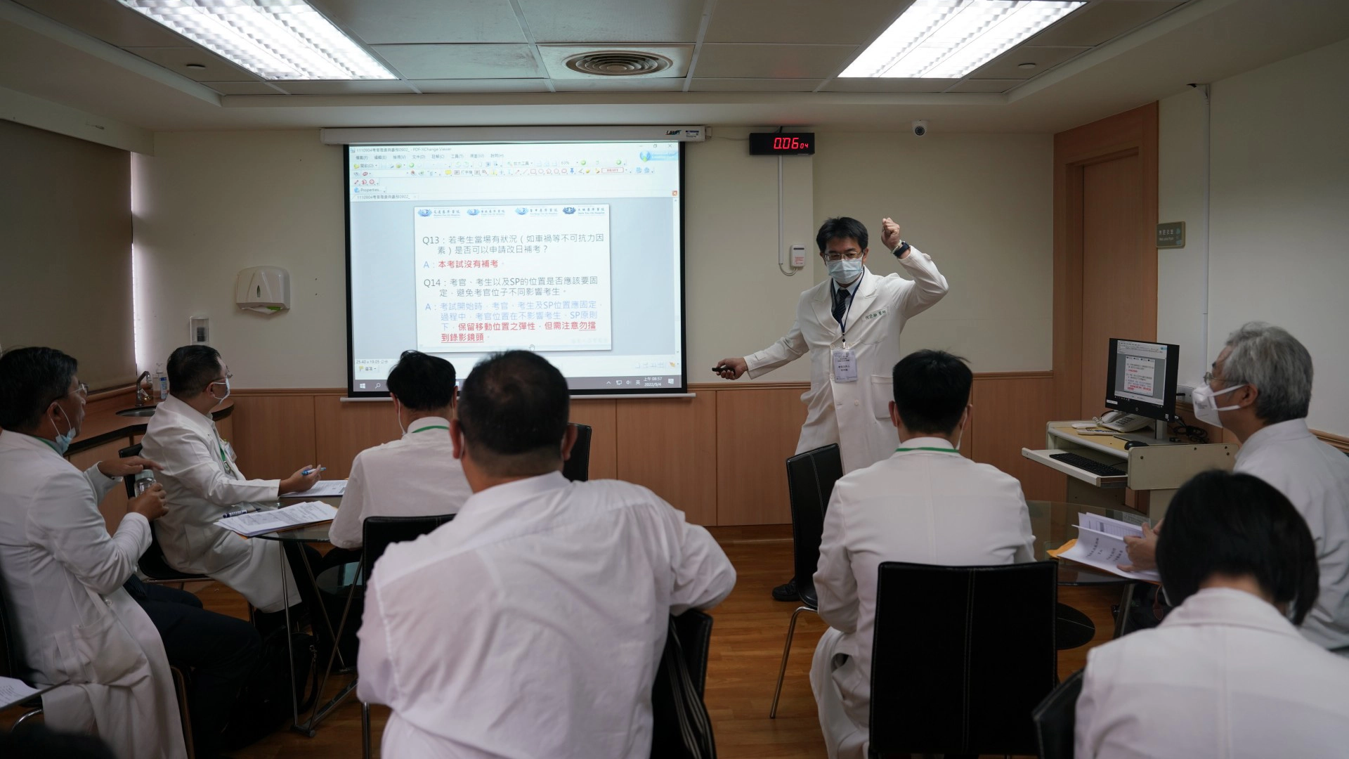 花蓮慈院副院長何宗融(站立者)擔任此次中醫OSCE主考官,主持考官共識會議,與各考官討論教案。