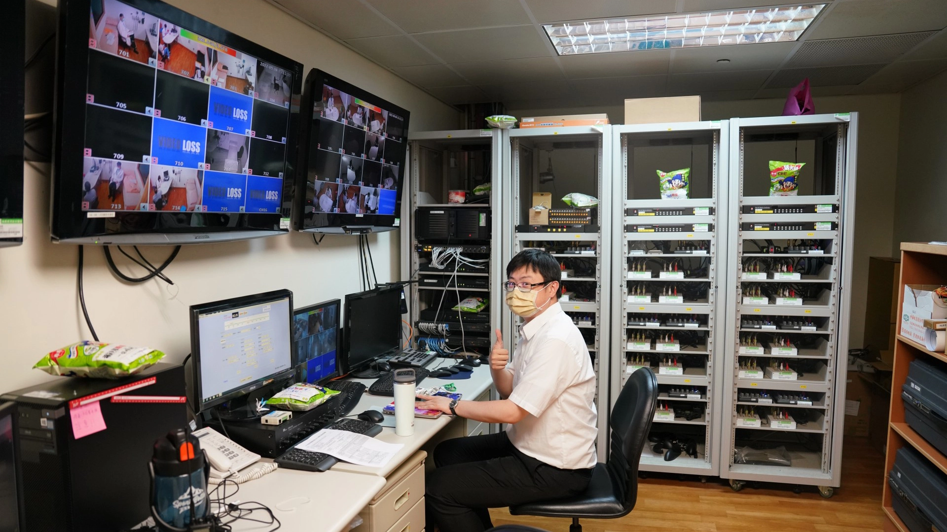 診間外也有監控中心,全方位的即時影音記錄,每一個學生在接受測試的時候,同時都會有考官做出最客觀準確的評估結果。
