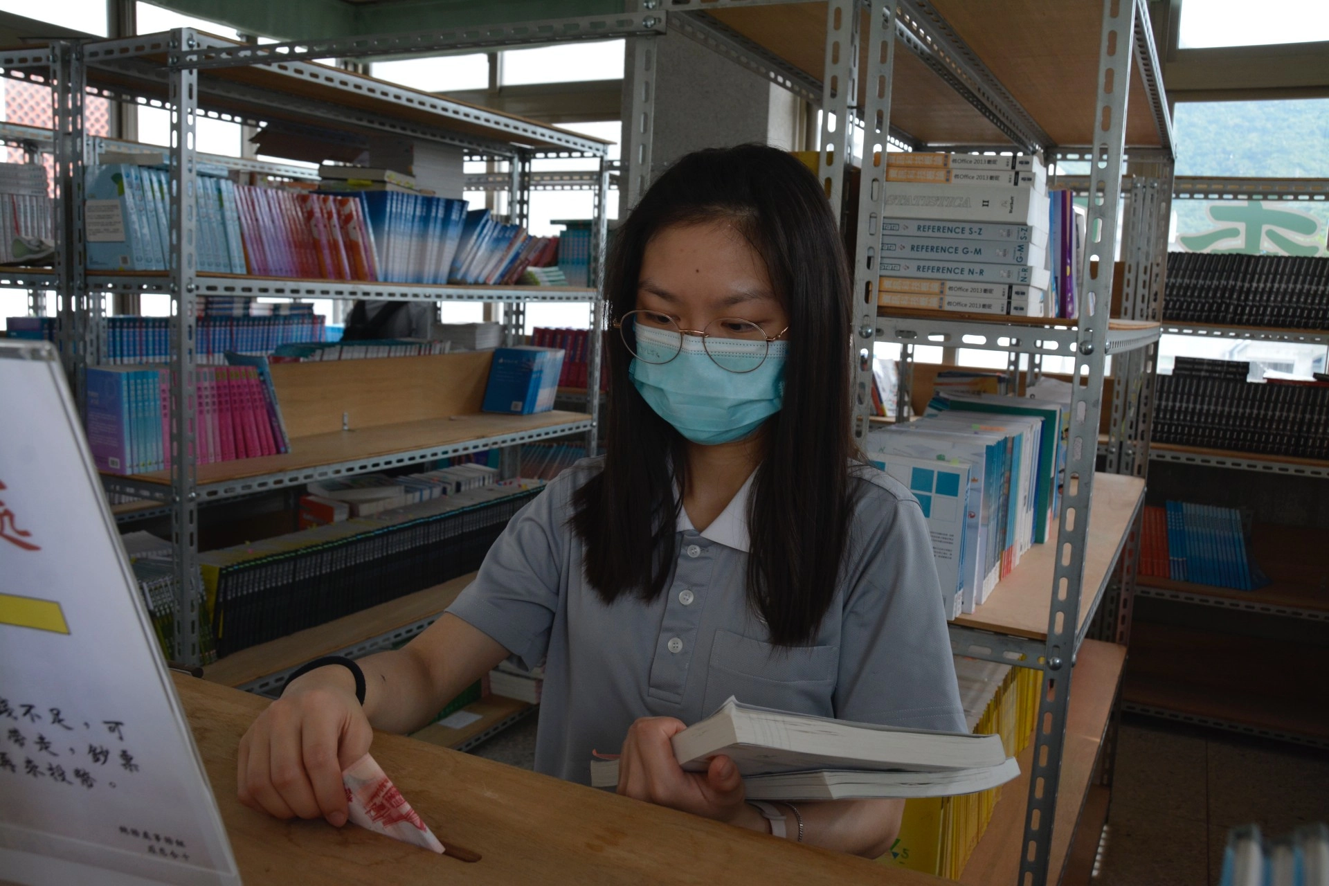 慈濟科技大學二手書屋以誠實商店模式經營,培養學生的誠信和公德心。