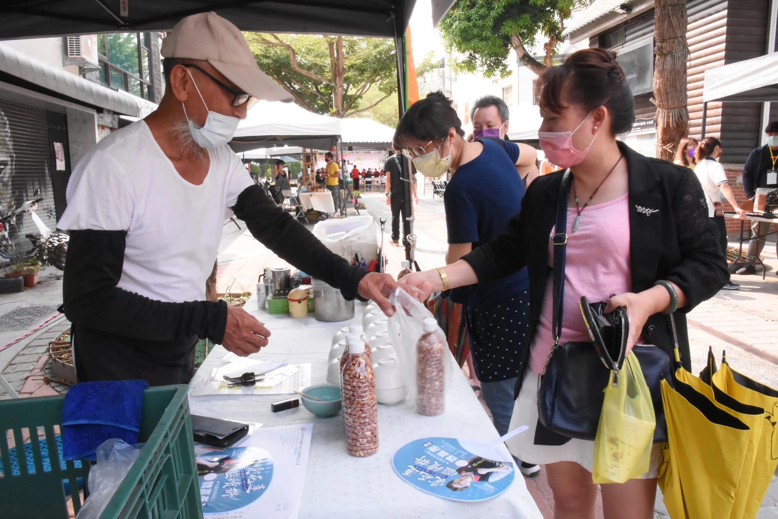 蔬食推廣市集多達22攤,從傳統小吃到各種鹹甜美食,一應俱全。
