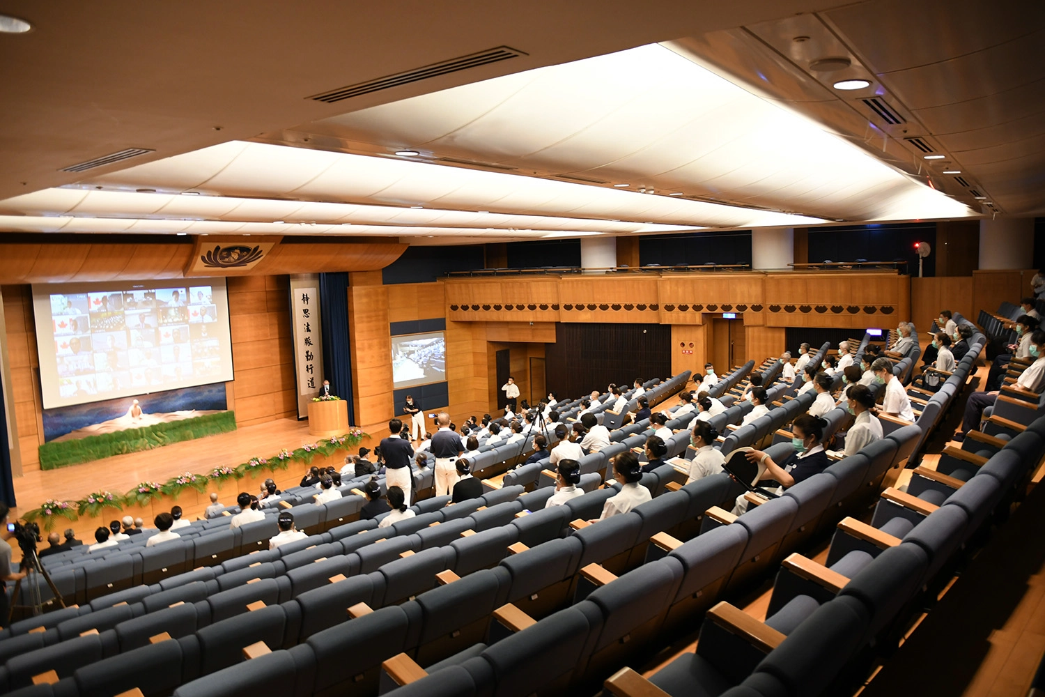 2022年國際慈濟人醫會年會,於9月10日在花蓮靜思堂開營,各國人醫會成員透過線上分享這一年來疫情裡的行醫收穫與愛的足跡。