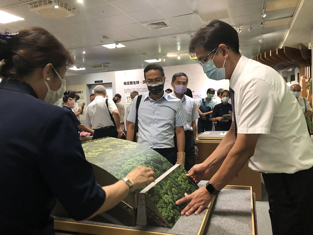 臺中靜思堂獲頒環境教育設施場所,9月12日揭牌典禮後,當地學校師長、仕紳等參訪各大主題館。