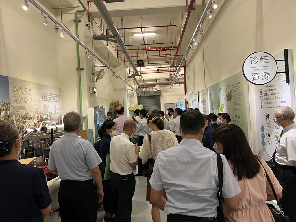 臺中靜思堂獲頒環境教育設施場所,9月12日揭牌典禮後,當地學校師長、仕紳等參訪各大主題館。