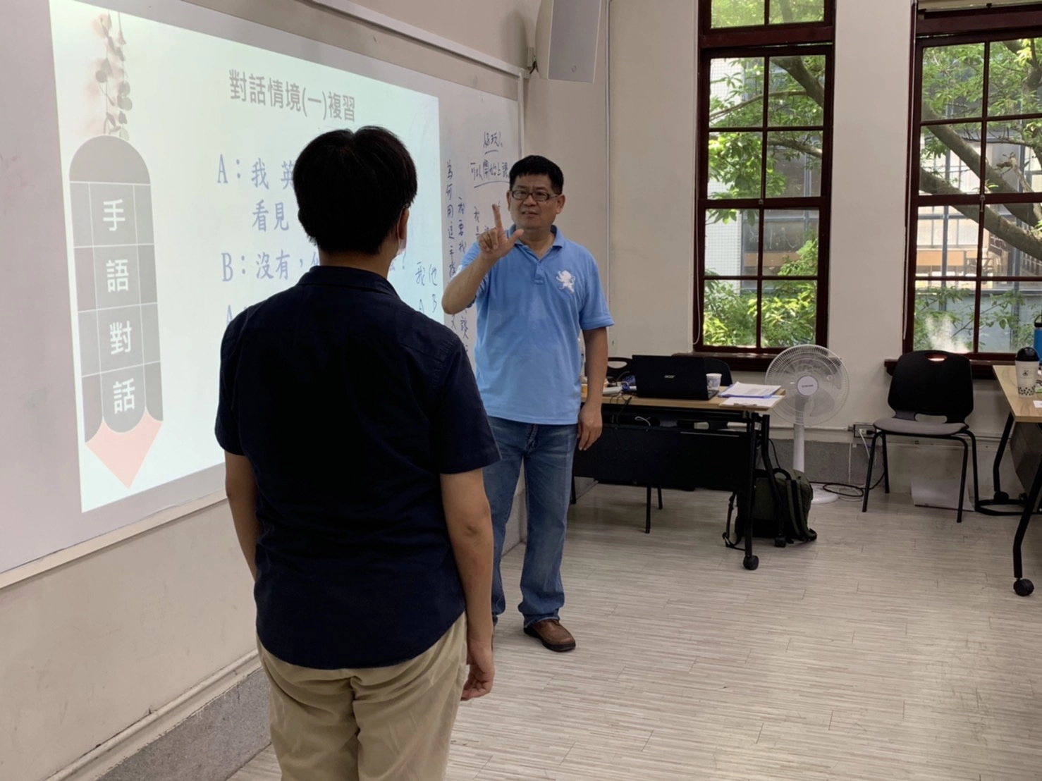 臺灣手語師資培訓,學員用手語對話(拍攝時符合中央疫情指揮中心規定)