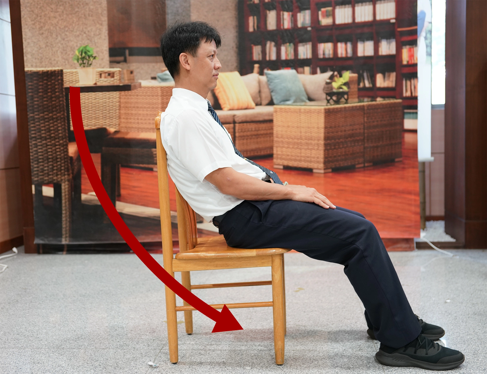 洪裕洲醫師示範錯誤坐姿,洪醫師提醒在生活及工作中避免錯誤姿勢且適當的休息,才能改善疼痛,避免開刀。
