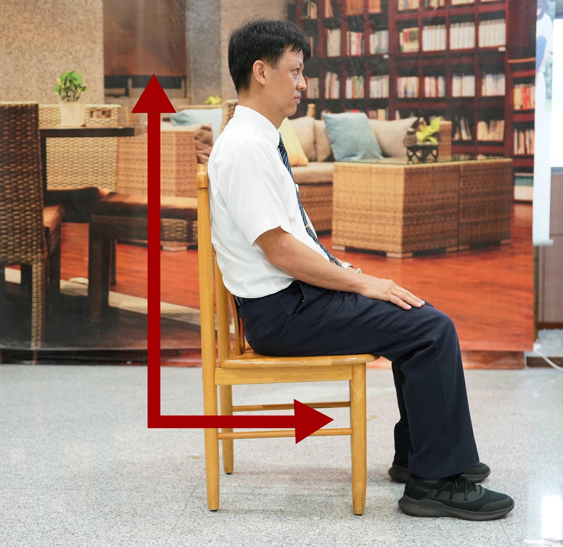 花蓮慈濟醫院洪裕洲醫師示範正確坐姿,避免肩頸痠痛。