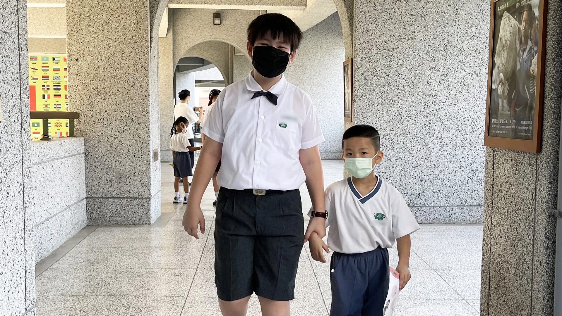 學長緊緊牽著弟弟的手,開心的闖關去。