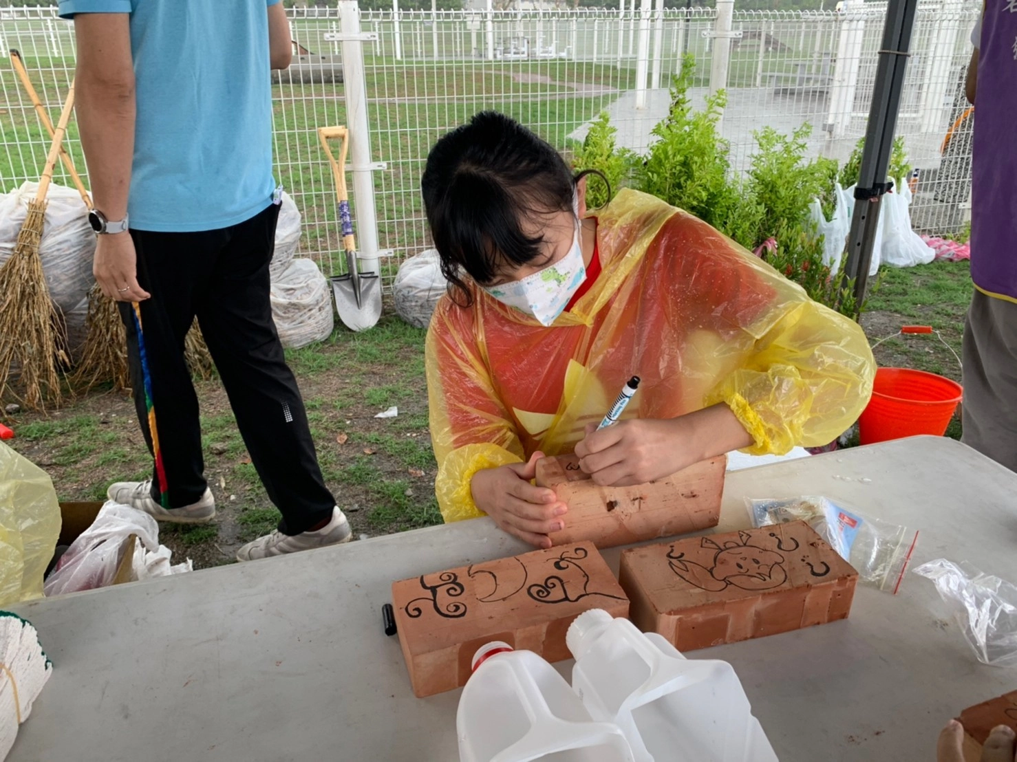 國福國小師生在磚塊上畫下充滿童趣的圖案,讓孩童對黃金花園更有連結。