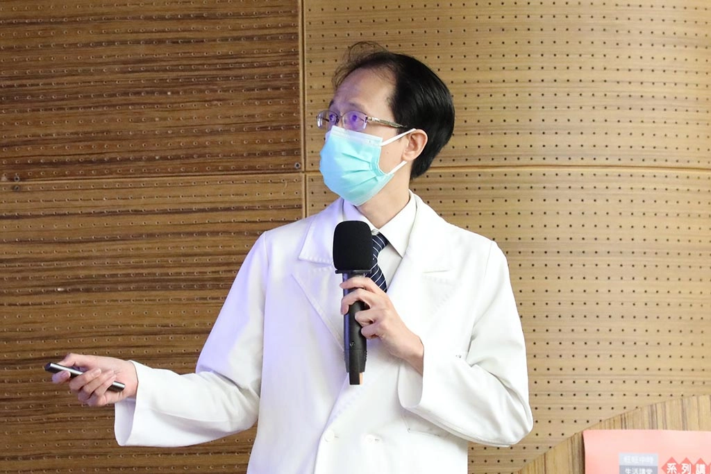 「若是出現下肢水腫、血尿、尿蛋白,是腎臟病的警訊。」林于立醫師提醒民眾仔細觀察自己的生活習慣,若出現「泡、水、高、貧、倦」等臨床症狀,符合兩項以上症狀,就可能罹患腎臟病,應盡快到院檢查。