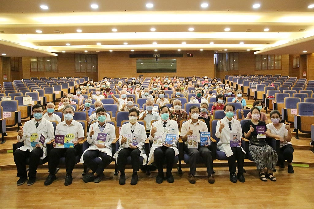 花蓮慈濟醫院在9月17日下午舉辦「人生腎利組–大健康講座」,由腎臟病照護團隊林于立醫師、賴宇軒醫師以及台灣食品安全促進協會理事長暨臺大醫院血液淨化科主治醫師姜至剛分享。