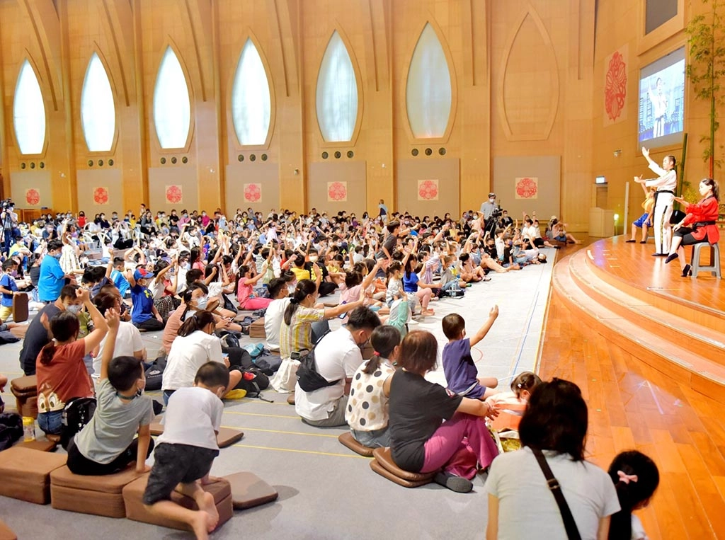 透過童話故事背景、編排戲劇方式呈現,傳達各國迥異的文化內涵,達到彼此能互相尊重與包容的期望。