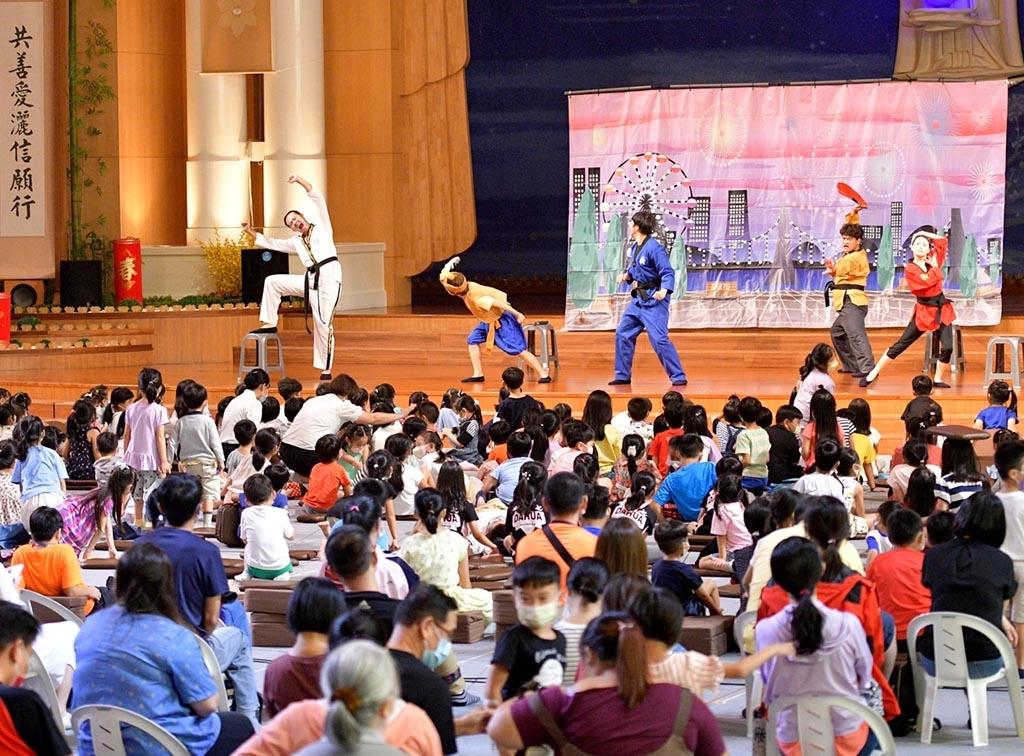 慈濟基金會這次邀請六藝劇團來到高雄靜思堂演出,現場共吸引1100名親子同樂欣賞。