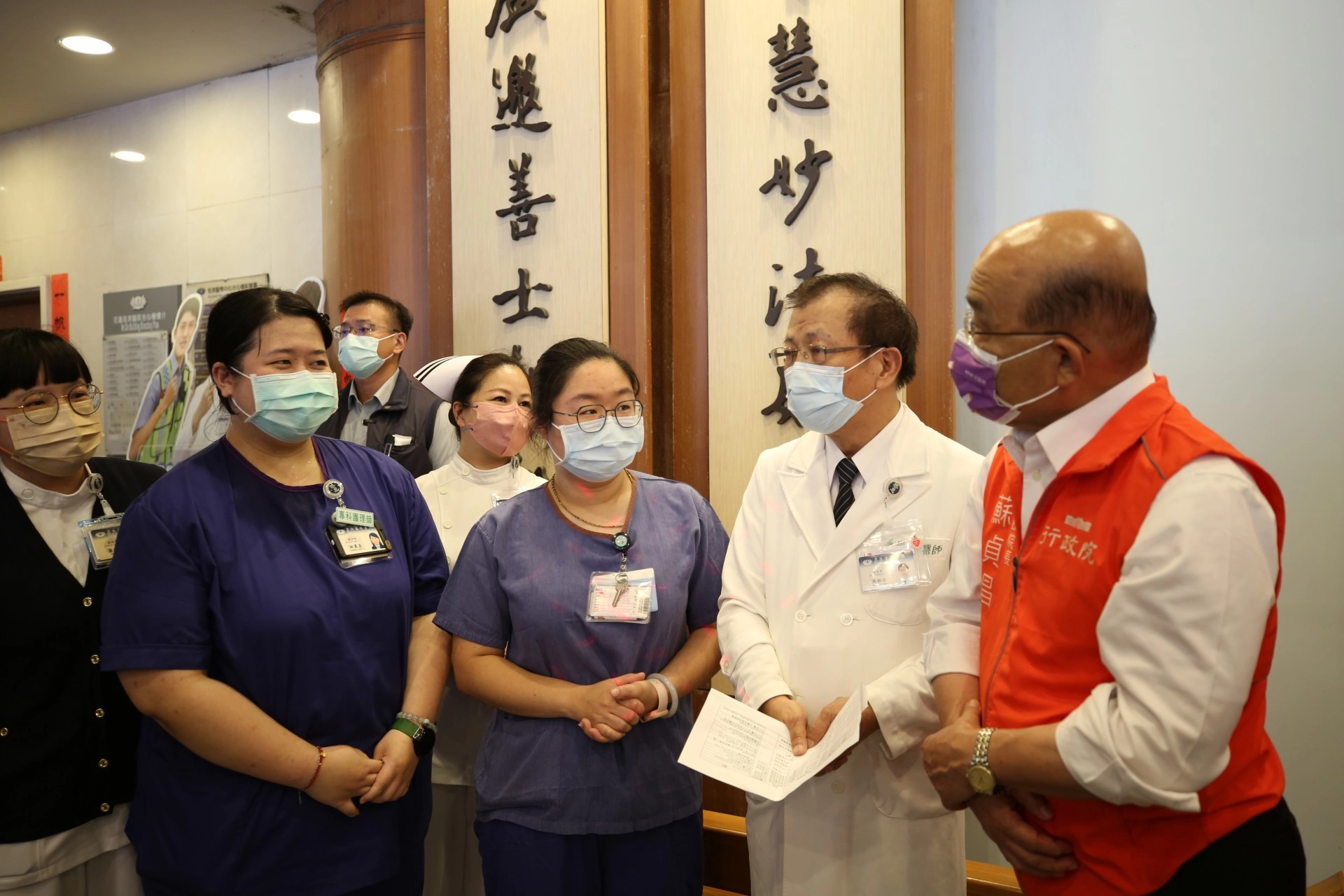 行政院院長蘇貞昌等一行人離開花蓮航空站後,先抵花蓮慈濟醫院,感恩醫護行政同仁支援918玉里震災緊急醫療。(下圖右二為花蓮慈院副院長吳彬安)