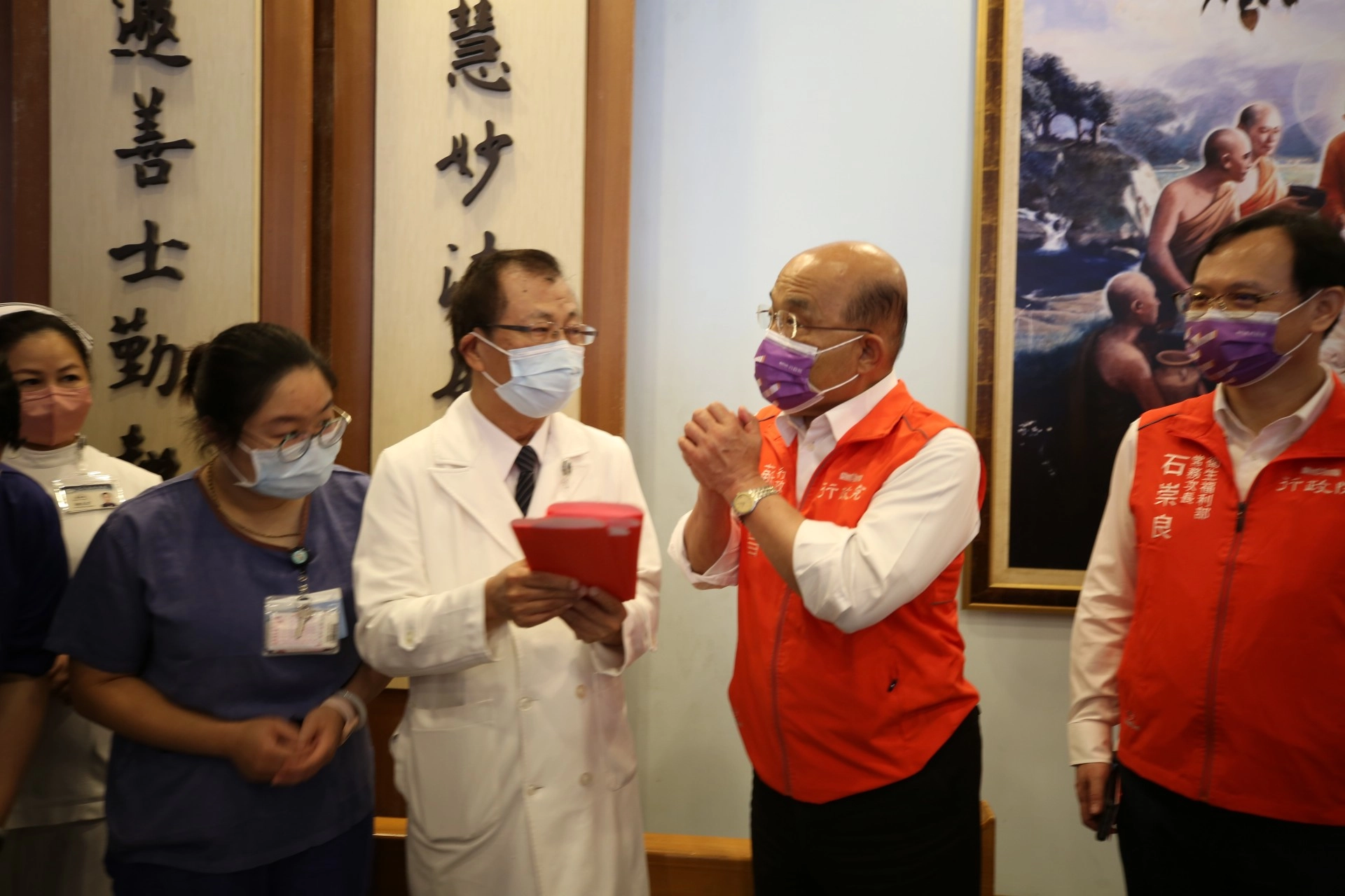 副院長吳彬安(左三)向蘇貞昌院長、石崇良次長、朱家祥局長等人簡報花蓮慈院收治玉里震災傷患概況。受限於疫情,蘇貞昌院長請院長林欣榮、副院長吳彬安等人轉贈慰問金關懷五位住院病人。