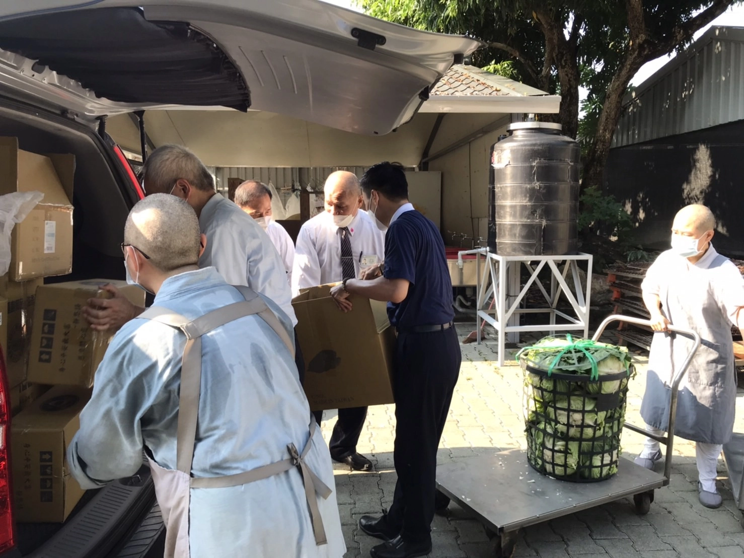 一箱一箱的食材,不斷上車,兩輛車裝滿靜思精舍常住師父對受災鄉親的愛。