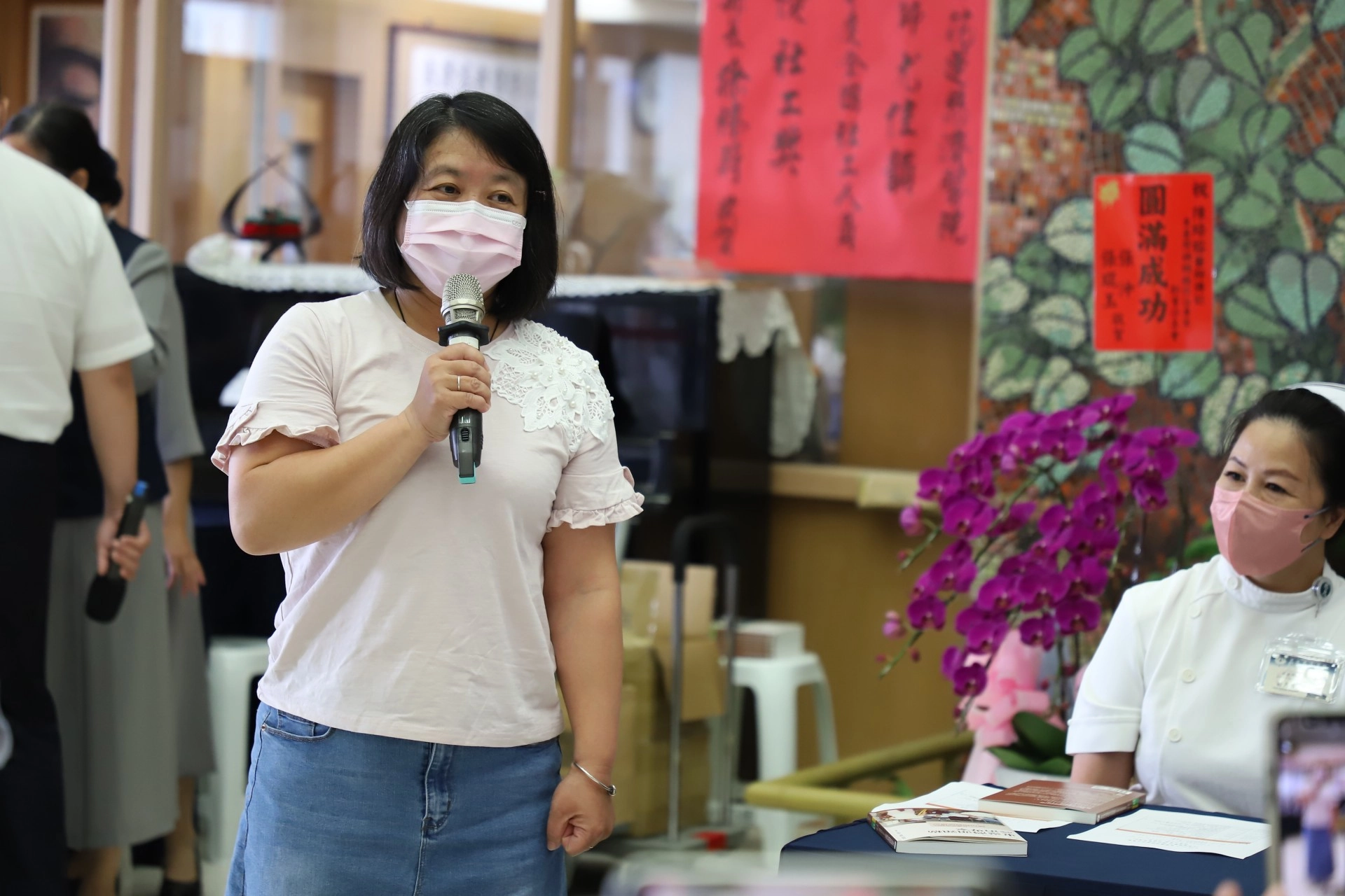 病人家屬王佩琪感謝陳副院長不斷鼓勵自己罹癌的母親:「不要放棄,活著就有希望。」,她說,因為陳醫師的守護,讓他們至今都仍可以看到媽媽的笑容,母親已與癌共處十二年。
