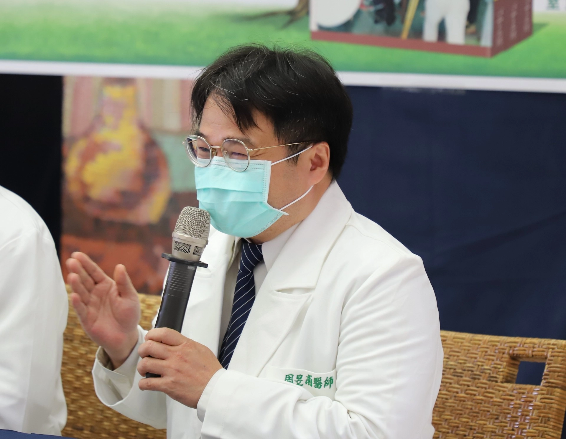 周昱甫醫師說明陳培榕副院長用三十年的時間開創完善的耳鼻喉科團隊,對東部的醫療來說,是一個很大的里程碑。