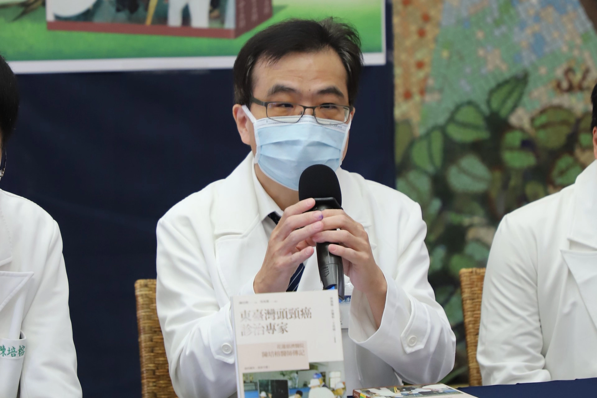 李家鳳醫師(中)分享與陳培榕副院長的師生情緣,更感念他對病人的付出,「曾經有一位病人在半夜三點鼻胃管掉了,值班的住院醫師想說明天早上才需要餵食,但陳副院長知道後,立刻從家裡騎著單車過來幫病人裝上去。......」