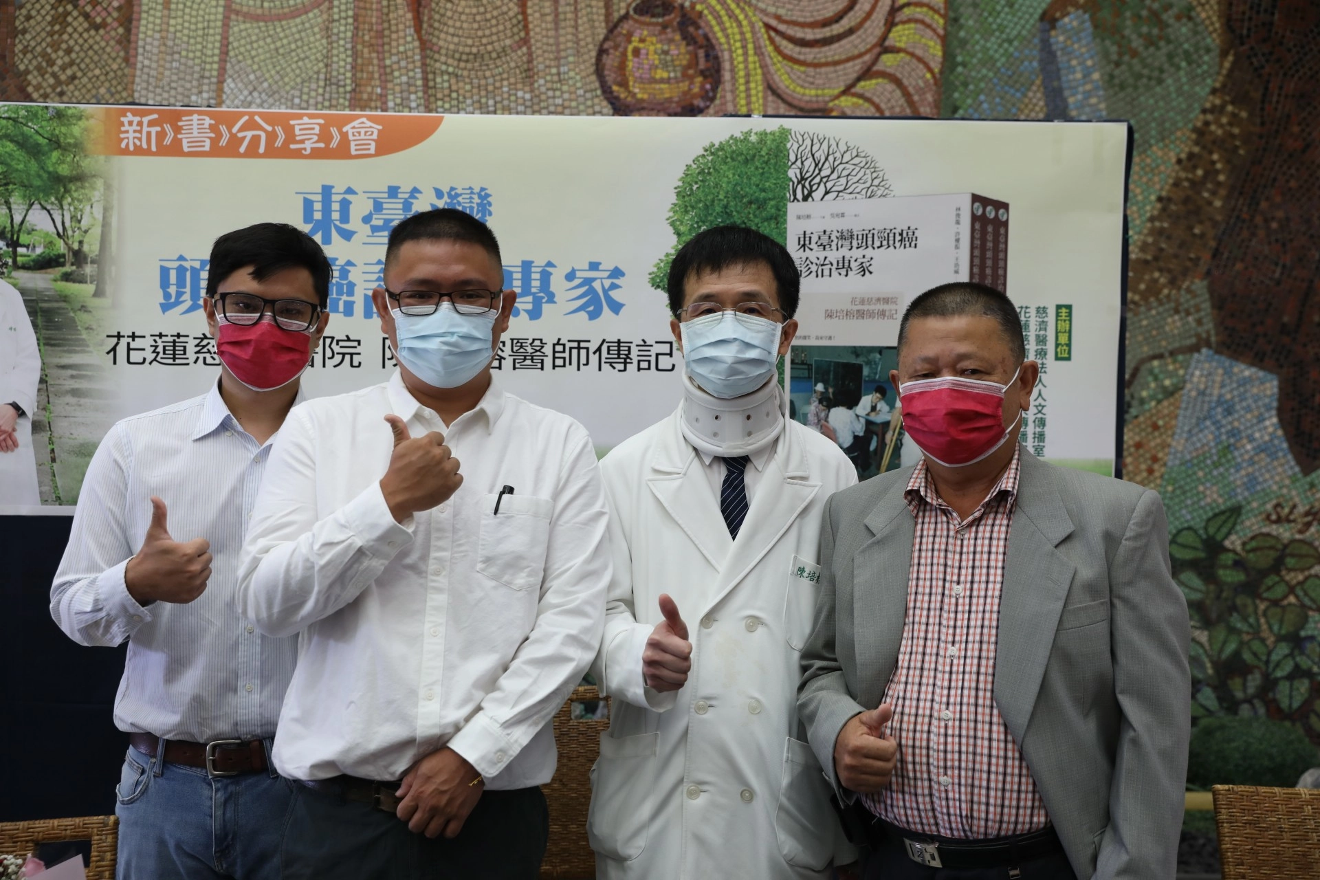 劉家父子三人(左起劉騏睿、劉立杰、父親劉純情)以西裝等正式穿著參加新書會,感謝「恩人」陳培榕醫師三十年來守護了他們一家三代的健康。