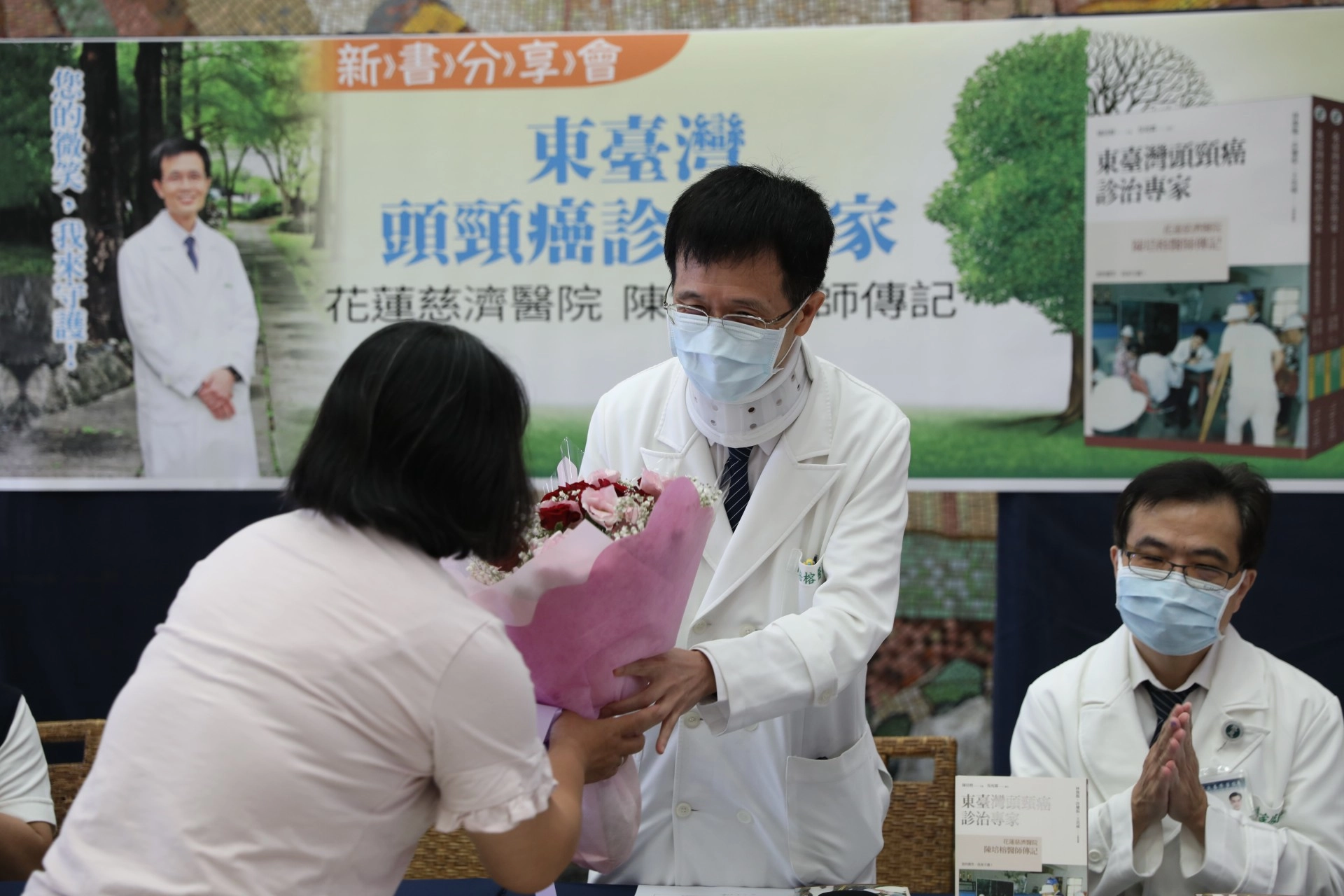 病人家屬王佩琪,首先獻花致意。