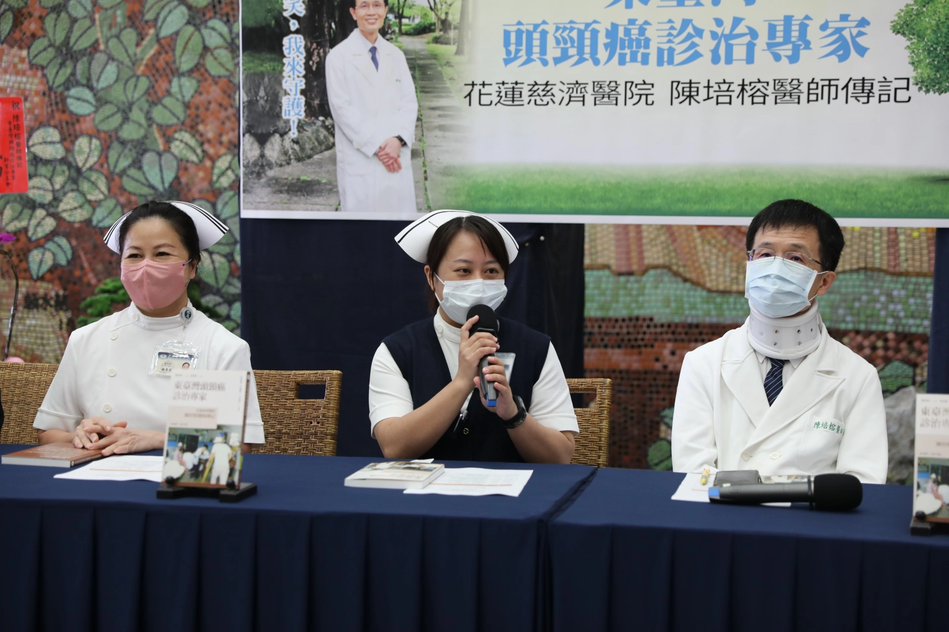 陳怜潔護理長(中)形容陳培榕副院長就像耳鼻喉科病房的「一個父親、一座高山」,帶領團隊用愛陪伴病人。