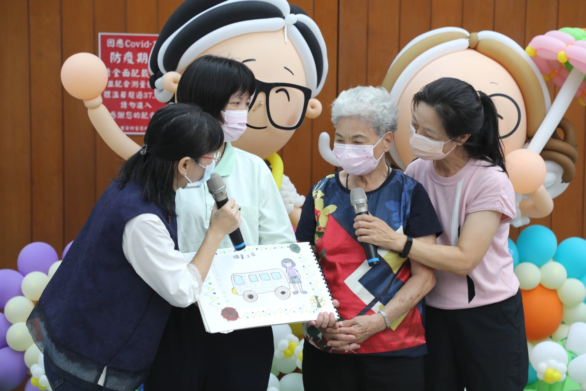 八十多歲的林奶奶害羞地分享自己年輕時,曾經是長途對號快車「金馬號」的車掌小姐。