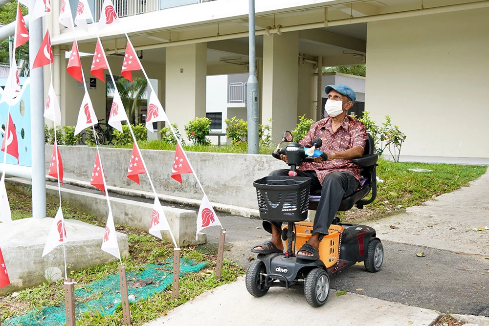 戴著帥氣的牛仔貝雷帽,跨上輕巧的電動代步車,84歲的腎友阿哈末因此擁有自己的生活步調,每天用自己的能力外出散心。