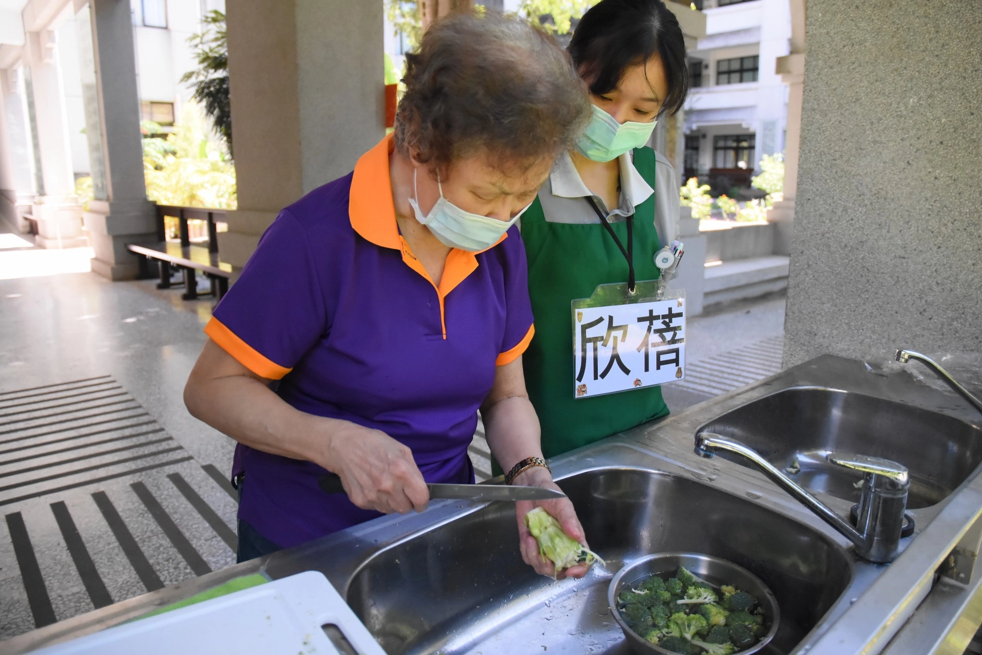 阿嬤表示,花椰菜梗削薄也可入菜,堅持不浪費任何食材。