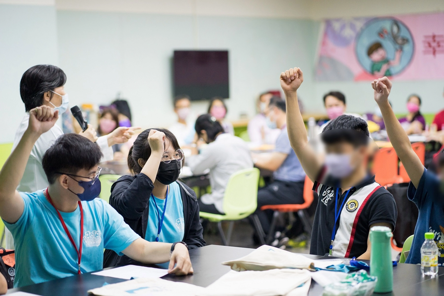 學員搶答,分享健康和不健康上網好壞處。(學校提供)