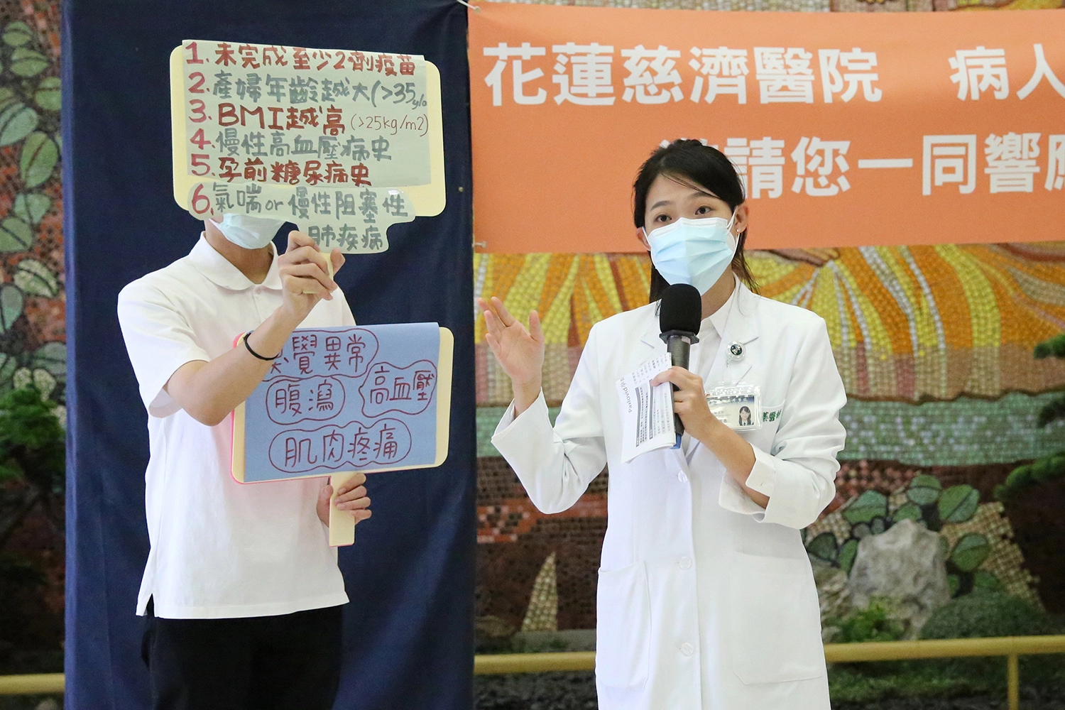 婦產科病房主任李佩蓁醫師也提到,若是高風險族群,包含未完成至少兩劑疫苗接種、產婦年齡大於35歲,或有慢性高血壓、孕前糖尿病等孕婦,確診新冠肺炎後,會比一般人高出1.5至2倍的機率發生重症,這時就會開立抗病毒藥物Paxlovid來預防。