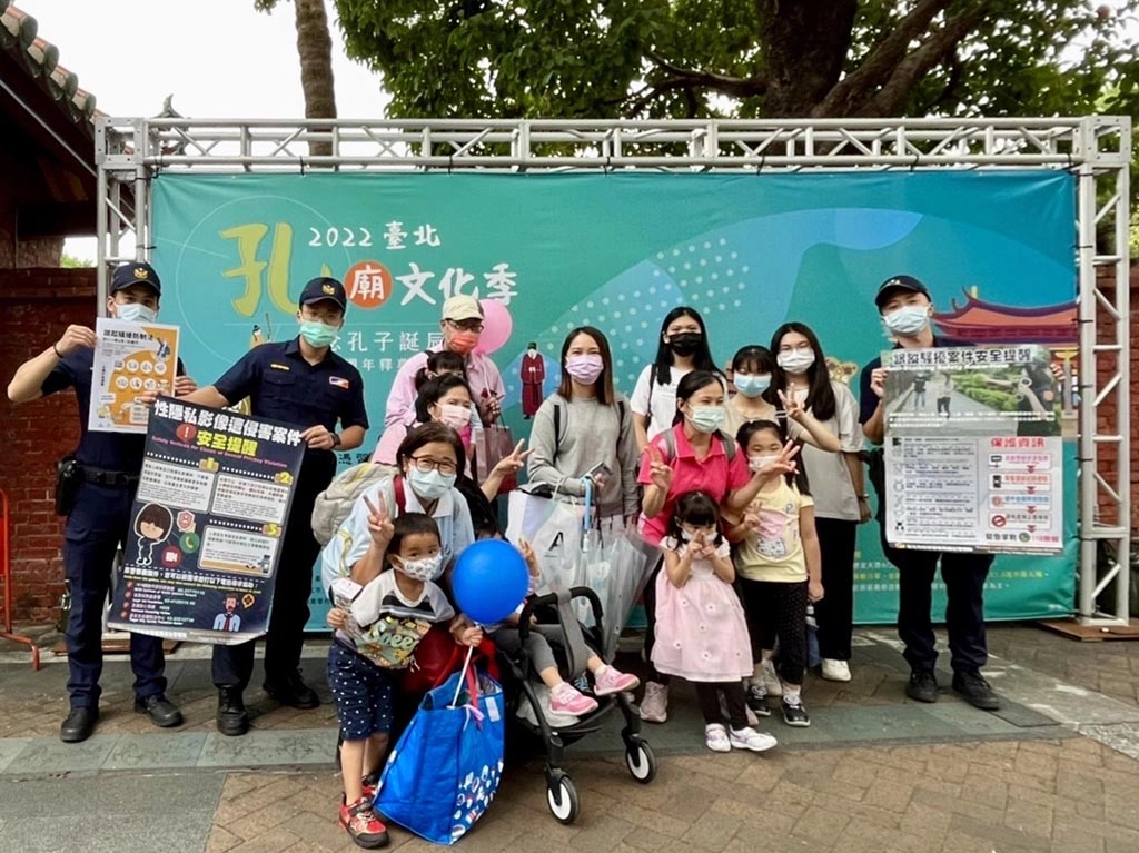 臺北市保大員警宣導民眾認知八大類跟騷行為,包括:監視觀察、尾隨接近、寄送物品、冒用個資、不當追求、妨害名譽、通訊騷擾、歧視貶抑。