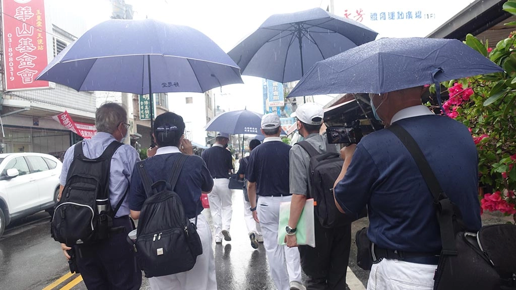 慈濟9月25日結合花蓮縣政府、玉里鎮鄰里長前往玉里鎮勘查,分為20多條路線進行安心家訪。