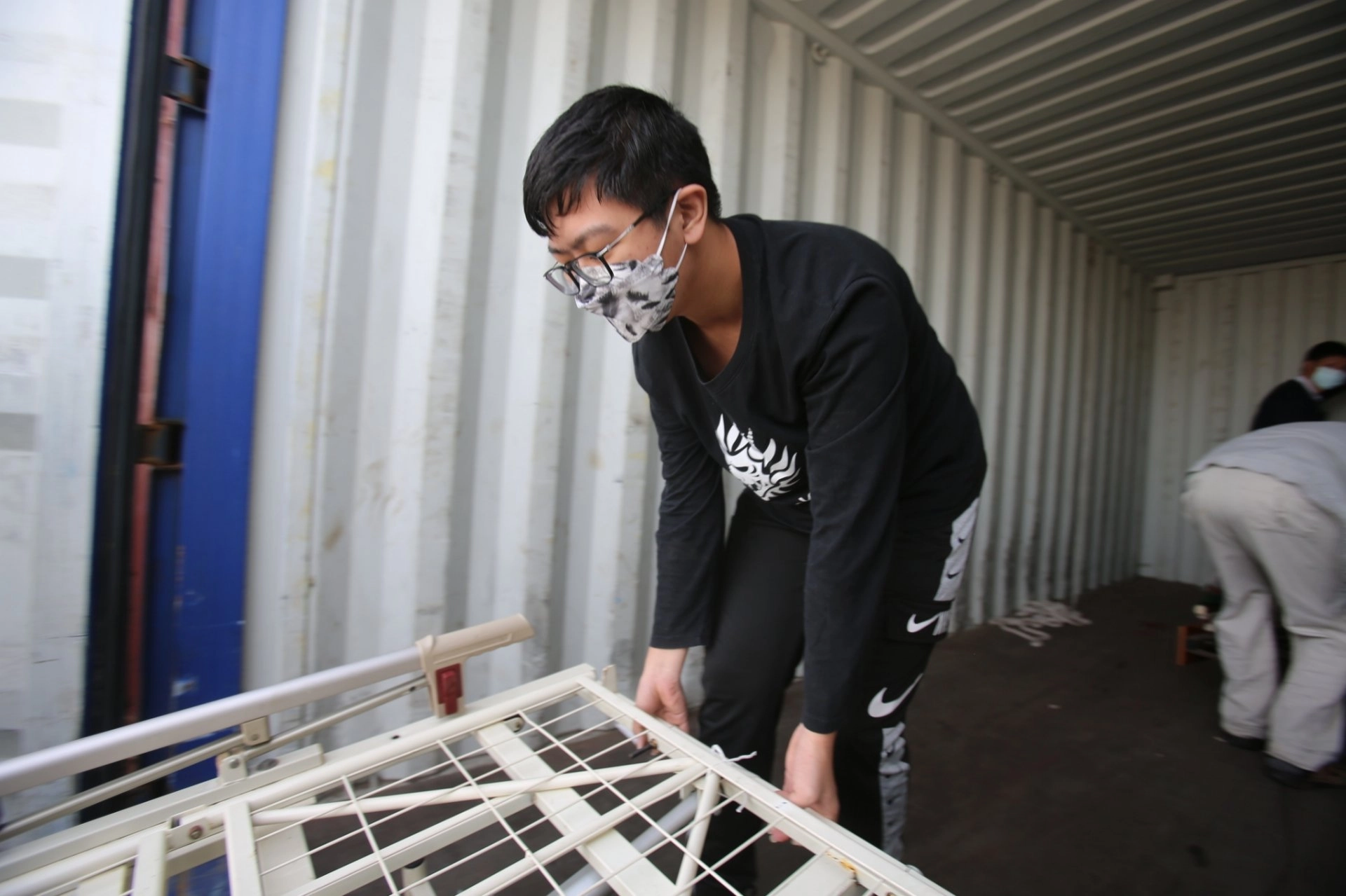 金門慈濟成立輔具平台,7月從料羅港碼頭卸貨裝車、搬運輔具。陳宥安前往協助搬抬輔具、細心擦拭。